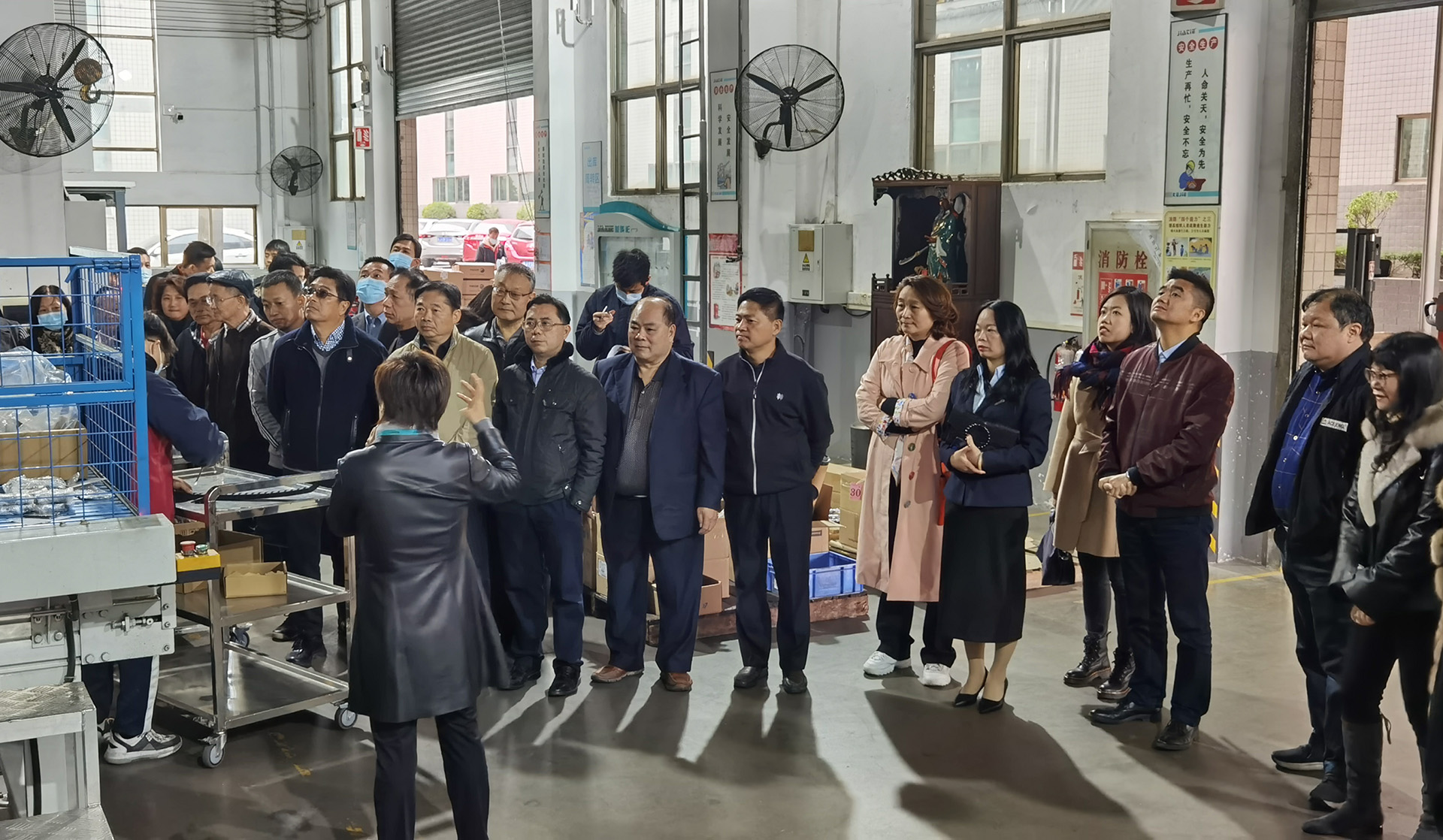 佳鐵點(diǎn)膠機(jī).jpg 佳鐵點(diǎn)膠機(jī).jpg