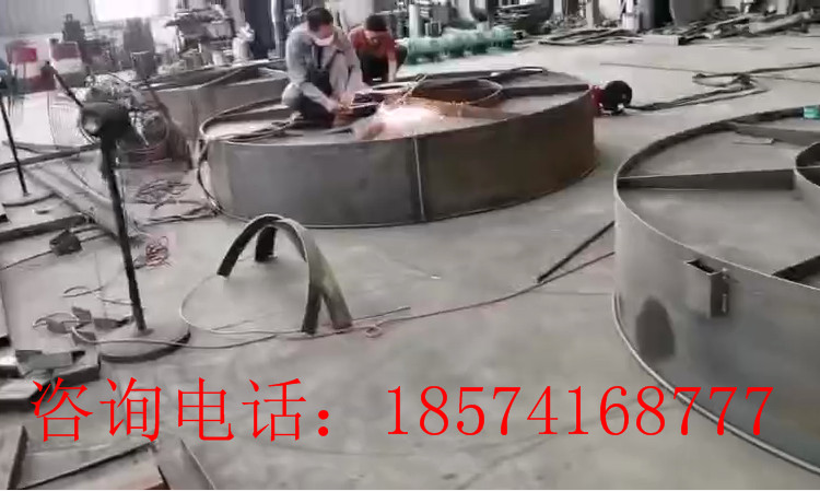 客戶定制有機(jī)肥生產(chǎn)線圓盤造粒機(jī)的生產(chǎn)現(xiàn)場(chǎng)