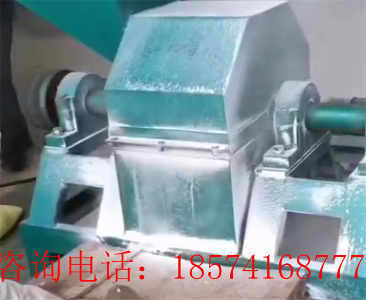 尿素粉碎機(jī)的客戶見(jiàn)證現(xiàn)場(chǎng)