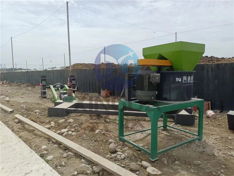 新疆和田年產(chǎn)10萬噸粉狀有機(jī)肥生產(chǎn)線 安裝現(xiàn)場