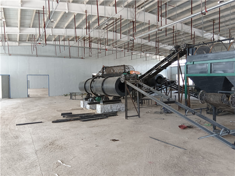 羊糞年產(chǎn)3萬(wàn)噸肥料有機(jī)肥生產(chǎn)線設(shè)備現(xiàn)場(chǎng)