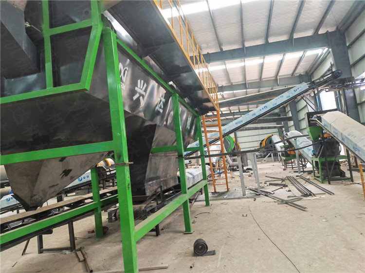 客戶年產(chǎn)3萬噸有機肥全套設備生產(chǎn)線安裝現(xiàn)場