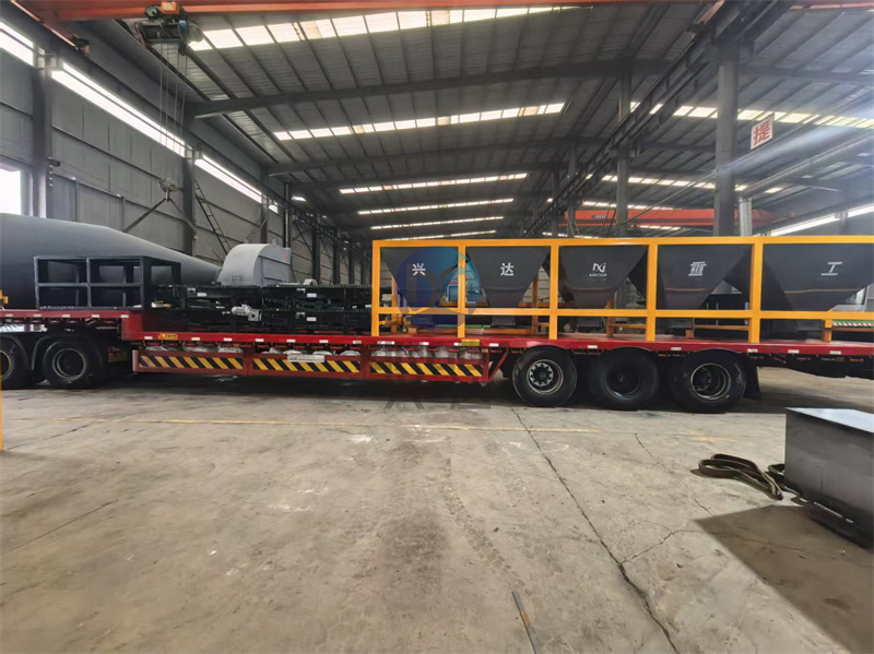 年產(chǎn)1萬噸有機(jī)肥設(shè)備發(fā)貨現(xiàn)場