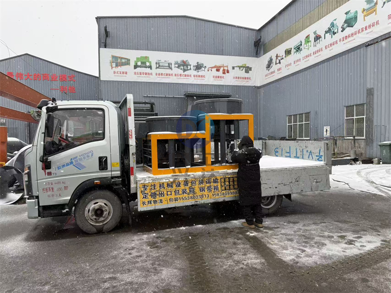 1米有機(jī)肥拋圓設(shè)備發(fā)貨現(xiàn)場